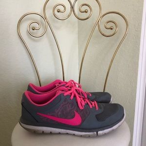 Well loved Nike tennis shoes 💖